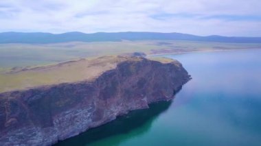 Baykal göl kıyısı ve kayalardan havadan görünümü