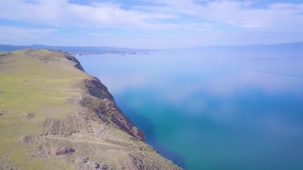 Baikal lake shore en rotsen van luchtfoto — Stockvideo