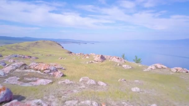 Riva del Lago Baikal e rocce dalla vista aerea — Video Stock
