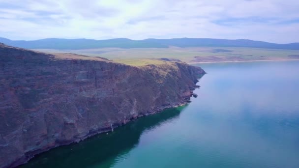Baikal lake shore en rotsen van luchtfoto — Stockvideo