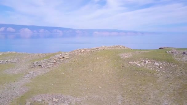 Orilla del lago Baikal y rocas desde una perspectiva — Vídeo de stock