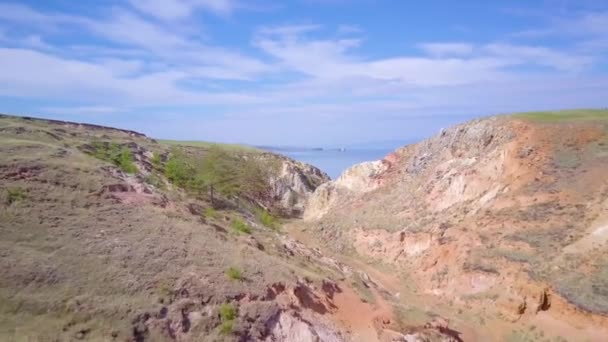 Rives du lac Baïkal et roches de vue aérienne — Video