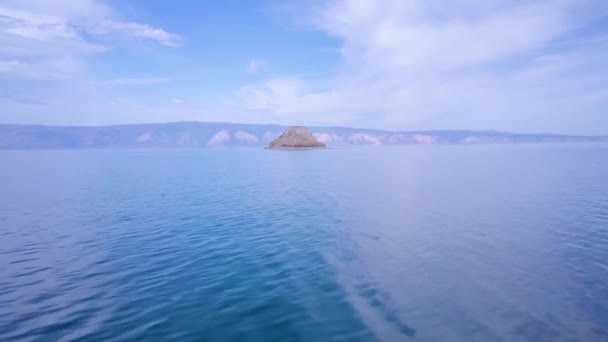 Isla en el lago Baikal — Vídeo de stock