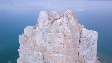 Baykal göl kıyısı ve kayalardan havadan görünümü