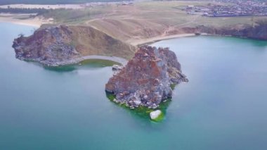 Baykal göl kıyısı ve kayalardan havadan görünümü