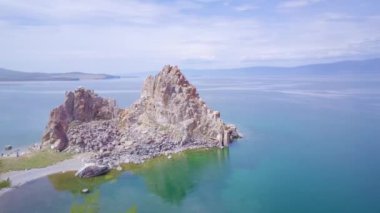 Baykal göl kıyısı ve kayalardan havadan görünümü