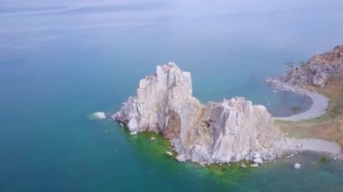 Baykal göl kıyısı ve kayalardan havadan görünümü