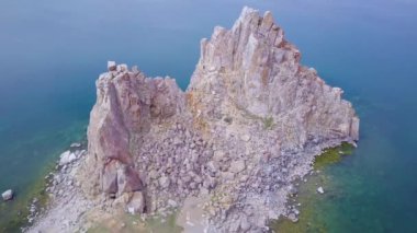 Baykal göl kıyısı ve kayalardan havadan görünümü