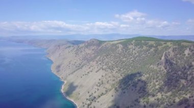 Baykal göl kıyısı ve kayalardan havadan görünümü