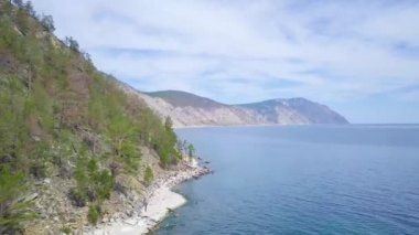 Baykal göl kıyısı ve kayalardan havadan görünümü
