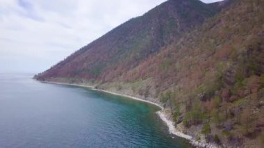 Baykal göl kıyısı ve kayalardan havadan görünümü