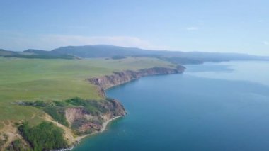 Baykal göl kıyısı ve kayalardan havadan görünümü