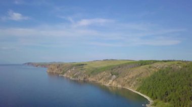 Baykal göl kıyısı ve kayalardan havadan görünümü