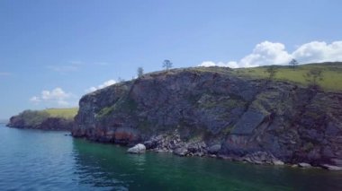 Baykal göl kıyısı ve kayalardan havadan görünümü