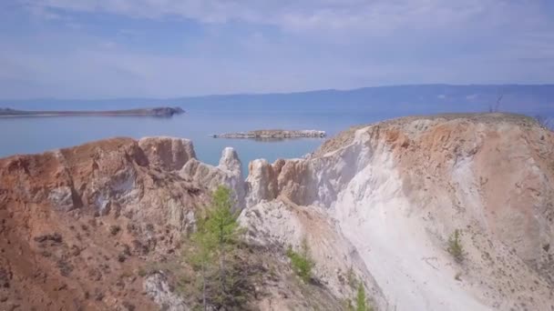 Берега озера Байкал и скалы с высоты птичьего полета — стоковое видео