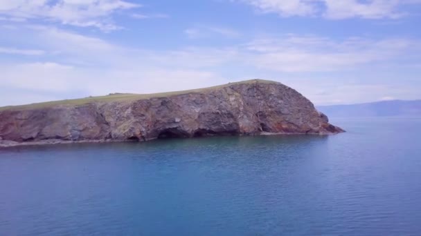 Остров в озере Байкал — стоковое видео