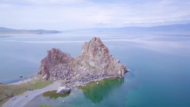 Costa do Lago Baikal e rochas de vista aérea — Vídeo de Stock