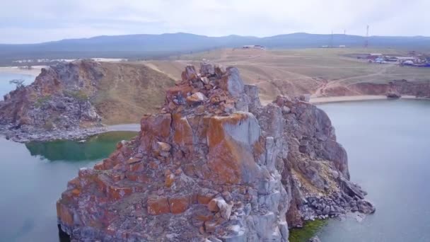 Costa do Lago Baikal e rochas de vista aérea — Vídeo de Stock