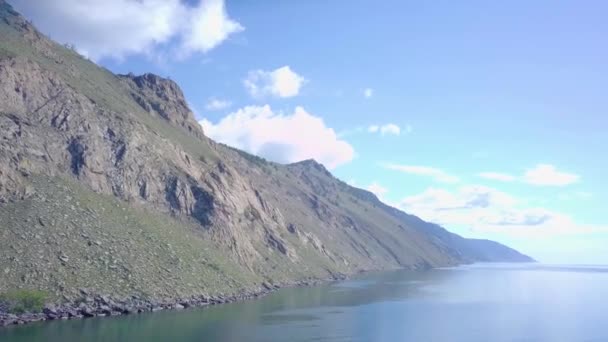 Costa do Lago Baikal e rochas de vista aérea — Vídeo de Stock