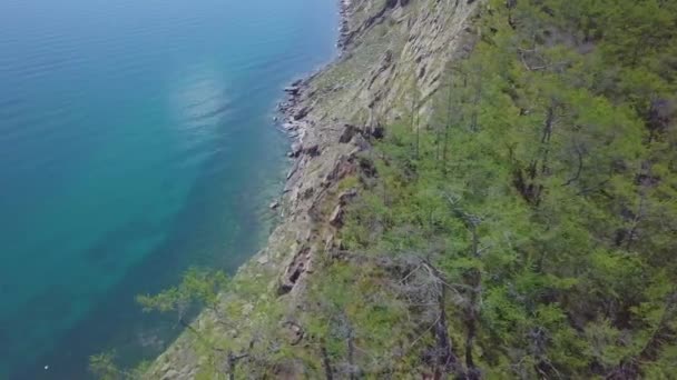 Costa do Lago Baikal e rochas de vista aérea — Vídeo de Stock