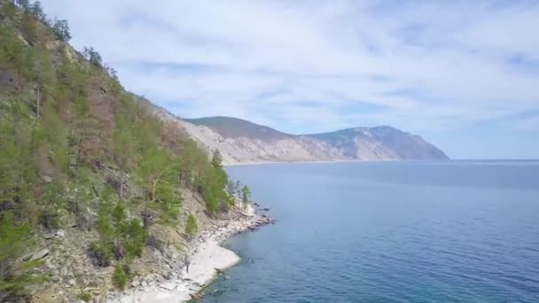 Pobřeží jezera Bajkal a skály z leteckého pohledu — Stock video