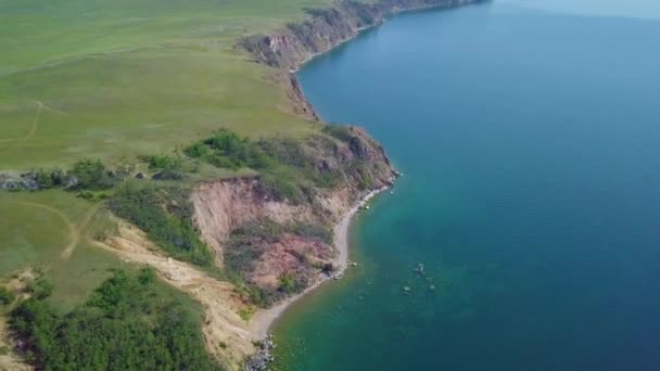 Берега озера Байкал и скалы с высоты птичьего полета — стоковое видео