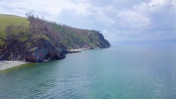 Costa do Lago Baikal e rochas de vista aérea — Vídeo de Stock