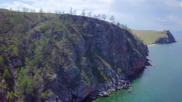 Березі озера Байкал та скелі з пташиного польоту — стокове відео