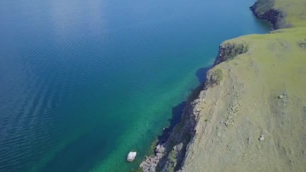 Rives du lac Baïkal et roches de vue aérienne — Video