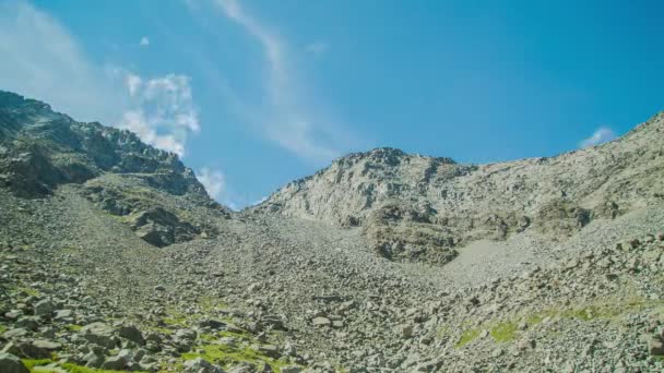 Idő telik el. A formáció és a mozgás, a felhők fölött a hegyekben. Táj. Siberia. — Stock videók