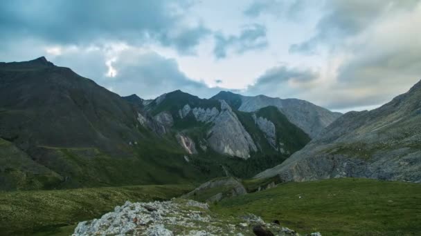 Lapso de tiempo. La formación y el movimiento de las nubes sobre las montañas. Paisaje. Siberia. — Vídeos de Stock