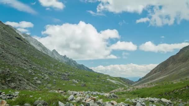 Lasso di tempo. La formazione e il movimento delle nuvole sopra le montagne. Paesaggio. Siberia. — Video Stock