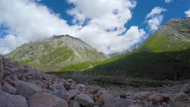 Lapso de tiempo. La formación y el movimiento de las nubes sobre las montañas. Paisaje. Siberia. — Vídeo de stock