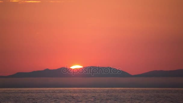 Lapso de tempo sol raios nuvens vista do nascer do sol. Paisagem. Sibéria. — Vídeo de Stock