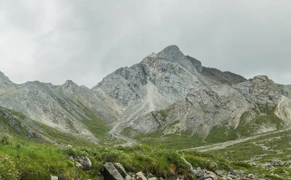Dağ manzarası. Sibirya.