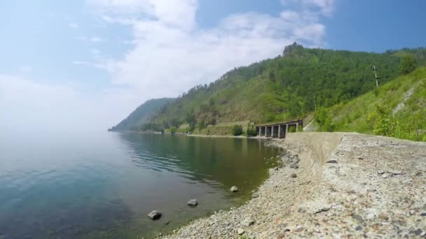 Lapso de tiempo las nubes ver paisaje. Siberia. Orilla de lago Baikal. — Vídeos de Stock