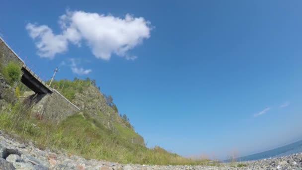 시간 경과 구름 보기 풍경입니다. 시베리아입니다. 바이칼 호숫가. — 비디오