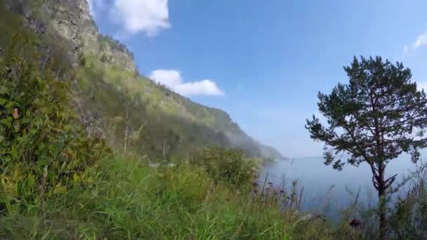 Lasso di tempo nuvole vista paesaggio. Siberia. Riva del Lago Baikal. — Video Stock