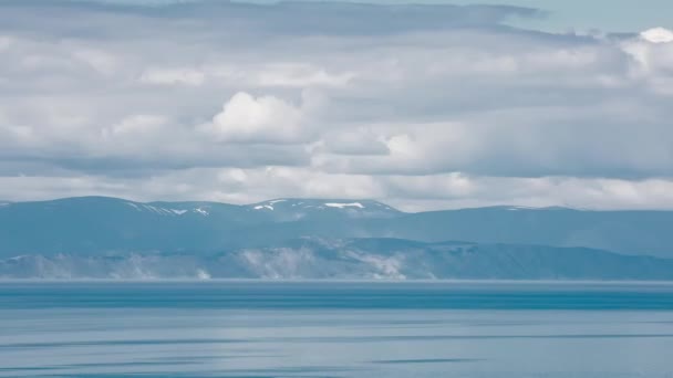 Lapso de tiempo las nubes ver paisaje. Siberia. Orilla de lago Baikal. — Vídeo de stock