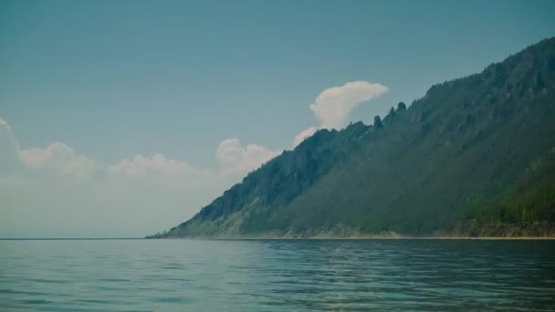 Lapso de tiempo las nubes ver paisaje. Siberia. Orilla de lago Baikal. — Vídeos de Stock