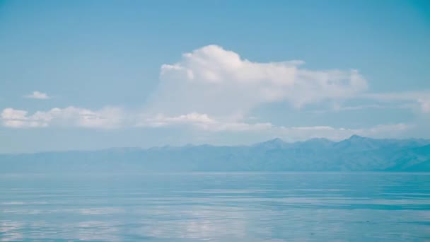 Paisagem vista de nuvens de lapso de tempo. Sibéria. Costa do Lago Baikal. — Vídeo de Stock