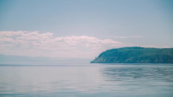 Paisagem vista de nuvens de lapso de tempo. Sibéria. Costa do Lago Baikal. — Vídeo de Stock