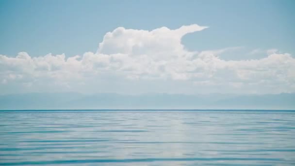 Lapso de tiempo las nubes ver paisaje. Siberia. Orilla de lago Baikal. — Vídeos de Stock