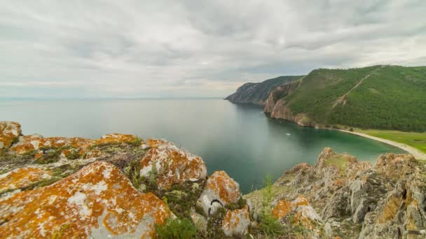 Paisagem vista de nuvens de lapso de tempo. Sibéria. Costa do Lago Baikal. — Vídeo de Stock