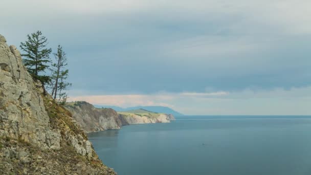 Lapso de tiempo las nubes ver paisaje. Siberia. Orilla de lago Baikal. — Vídeo de stock