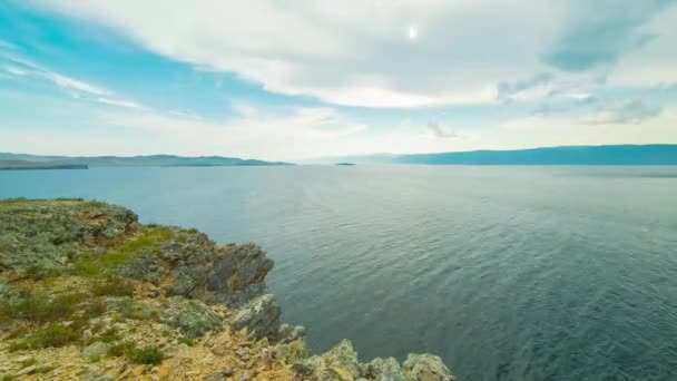 Lasso di tempo nuvole vista paesaggio. Siberia. Riva del Lago Baikal. — Video Stock