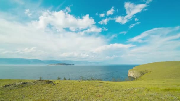 Lapso de tiempo las nubes ver paisaje. Siberia. Orilla de lago Baikal. — Vídeos de Stock