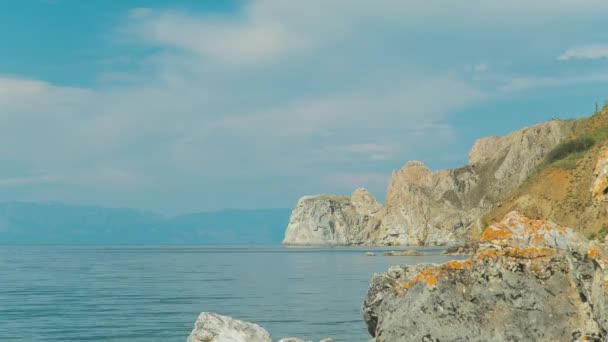 Lapso de tiempo las nubes ver paisaje. Siberia. Orilla de lago Baikal. — Vídeos de Stock