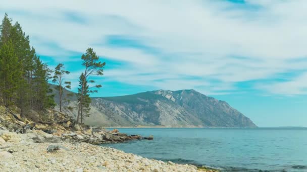 Paisagem vista de nuvens de lapso de tempo. Sibéria. Costa do Lago Baikal. — Vídeo de Stock