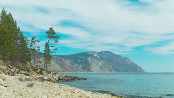 Prove. Time lapse Nuvole Vista Paesaggio. Siberia. Baikal riva del lago . — Video Stock